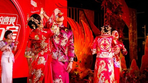 “最国潮”婚礼来袭，健力宝幸?；檠缂锹济缆笨?/></div>
                        <div   id=